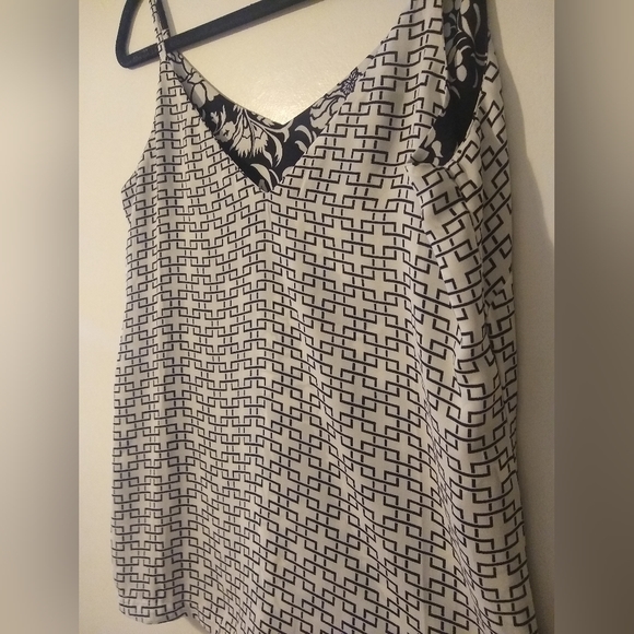 Express 2 in 1 Sleeveless cami black and white reversible prints Size XS - Picture 8 of 8